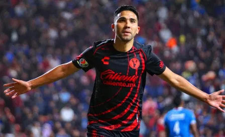 Afición de Cruz Azul lanza moneda a Emanuel Reynoso de Xolos 