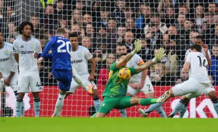 Dibu Martínez pidió su cambio tras golazo de Enzo Fernández en duelo de Chelsea ante Aston Villa