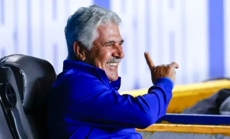 Ricardo Ferretti se ríe tras penalti fallado de André-Pierre Gignac