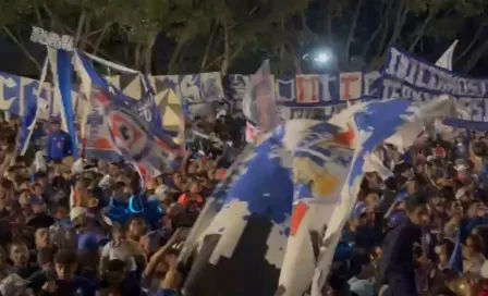 Afición de Cruz Azul realiza serenata al equipo y lanza mensaje a América: "Falso campeón"