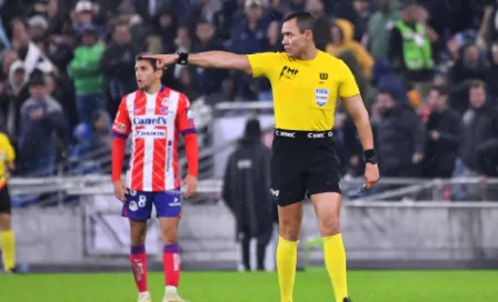 El Gato Ortiz vuelve a ser protagonista en la Liguilla; VAR lo salvó en el Rayados vs San Luis