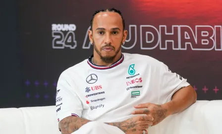 El peculiar mensaje que mandó Lewis Hamilton con sus atuendos en Abu Dhabi 