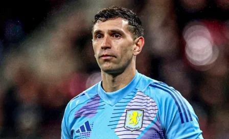 'Dibu' Martínez y la defensa del Aston Villa cometen error y regalan gol en la Champions League 