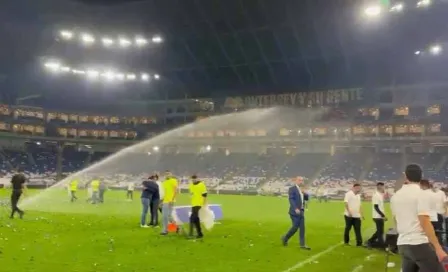 ¿Detuvieron el festejo? Encargados de Estadio BBVA prendieron los aspersores de campo