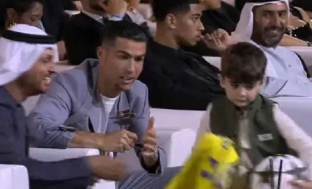 Fan evade seguridad en los Golden Soccer Awards para conseguir un autógrafo de CR7