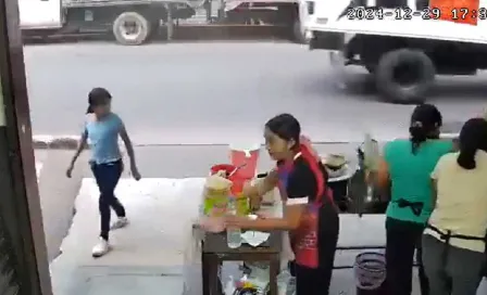 VIDEO: Mujer avienta cazo con aceite hirviendo a trabajadora de restaurante