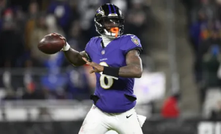 Lamar Jackson es el primer jugador de NFL con más de 4 mil yardas de pase y 800 yardas de carrera