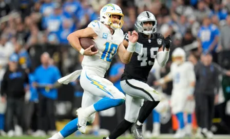 Justin Herbert y los Chargers aseguran el quinto sembrado de la AFC con victoria sobre Raiders