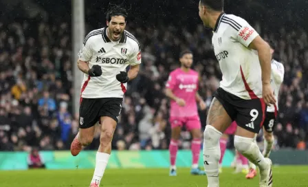 ¡Paso perfecto! Raúl Jiménez no ha fallado ningún penal en Premier League