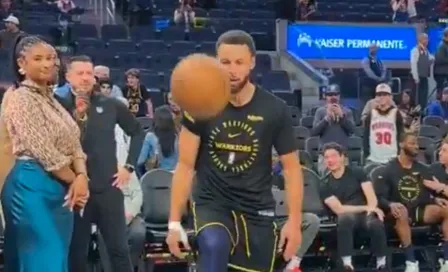 ¡Sí le sabe! Stephen Curry realiza dominadas con balón de basquetbol en calentamiento 