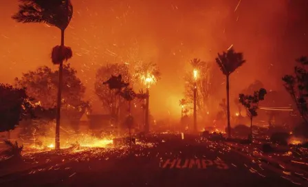 Incendios forestales en Los Ángeles, California obligan a miles de personas a evacuar sus hogares