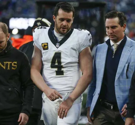 ¡Se quedan sin QB! Derek Carr sufrió una fractura en la mano en el triunfo ante los Giants