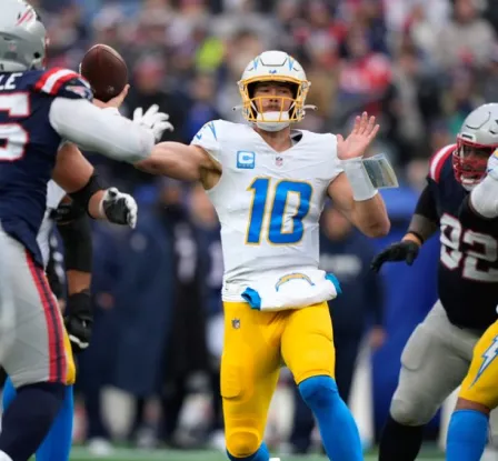 Chargers amarra boleto a playoffs en histórica tarde para Justin Herbert