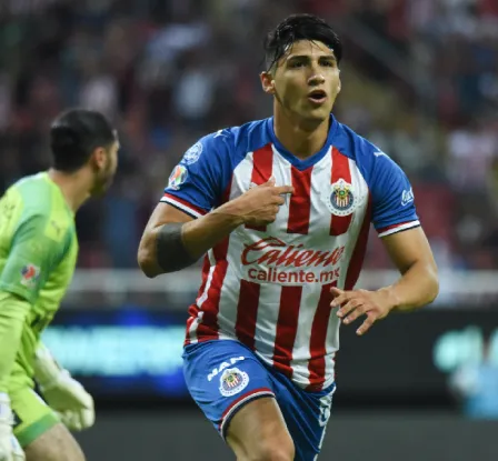 ¡Oficial! Alan Pulido regresa a Chivas