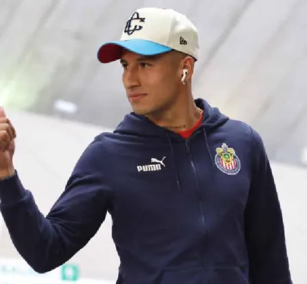 ¡Oficial! Carlos Cisneros deja Chivas y será refuerzo de León