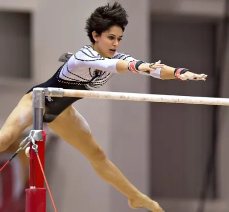 Elsa García, gimnasta olímpica, es criticada en redes por aventar la bandera de México