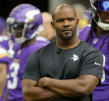 Los Jets entrevistan a Brian Flores, coordinador defensivo de los Vikings, para puesto de head coach