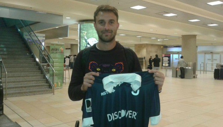 Caffa posa con la playera de la Universidad Católica