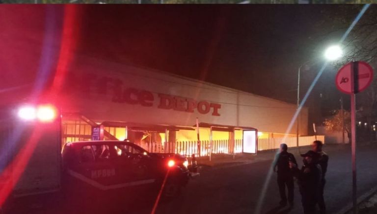 Incendio en Office Depot fue controlado por bomberos; no se reportaron  heridos
