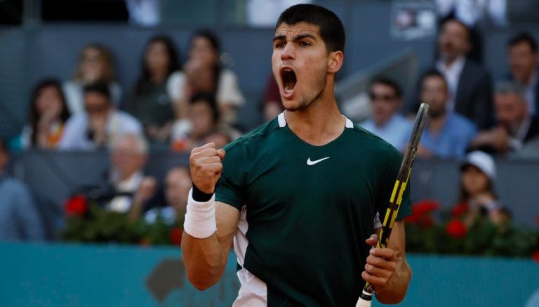 Alcaraz vence Djokovic e avança para final do Masters 1000 de Madrid -  Superesportes