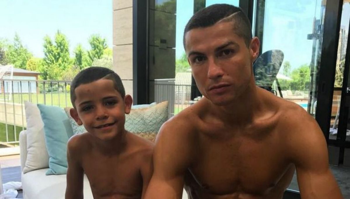 CR7 presume en redes nuevo corte de pelo de Cristiano Jr.