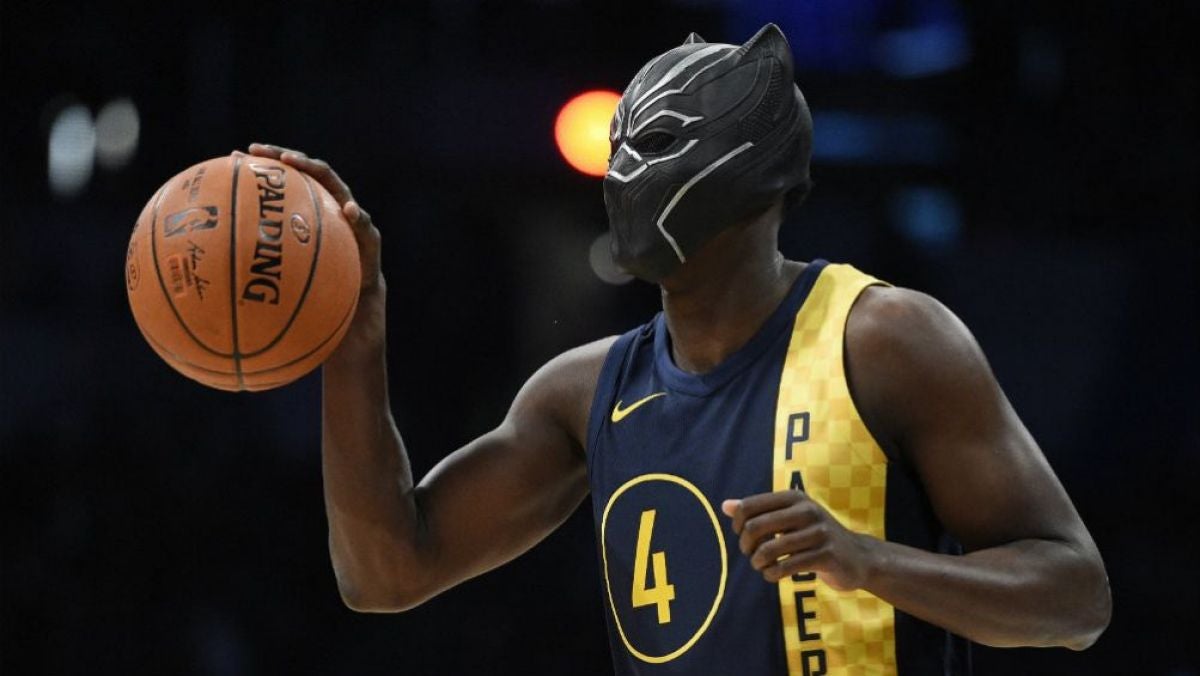 Basquetbolista usa máscara de 'Black Panther' en show de clavadas