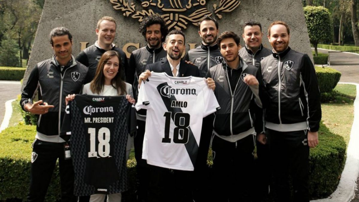 Club de Cuervos recibe felicitaciones por título alcanzado