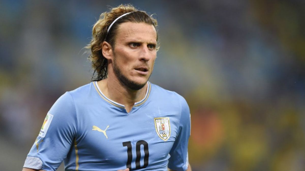 Diego Forlán salió del retiro para jugar en una liga de fútbol