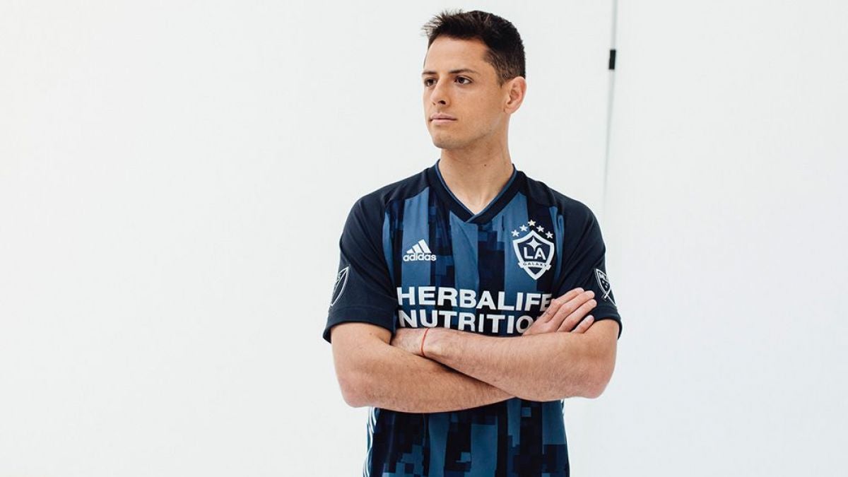 Espectacular! Chicharito presentó el nuevo uniforme del LA Galaxy