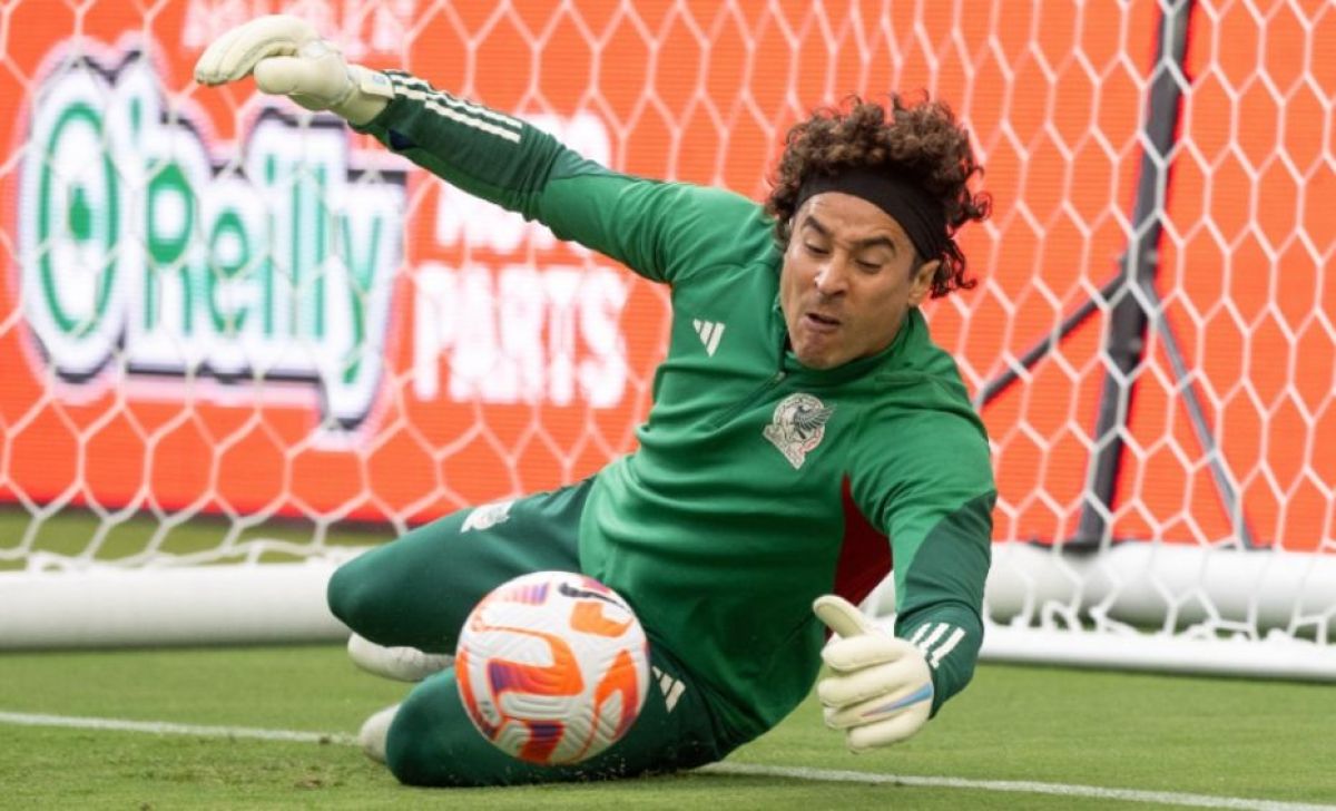 Guillermo Ochoa intercambia camiseta con el pitcher José Urquidy