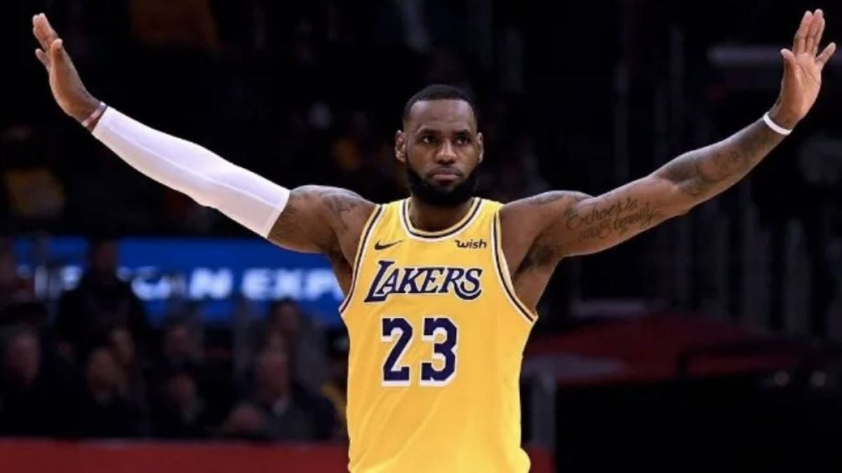 LeBron James luce la nueva camiseta de Los Angeles Lakers que trae