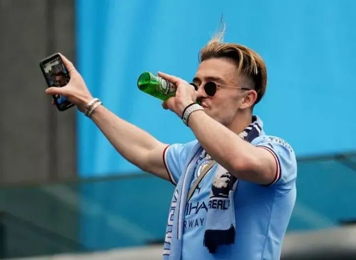TWITTER @brfootball Jack Grealish festeja después de ganar el Triplete