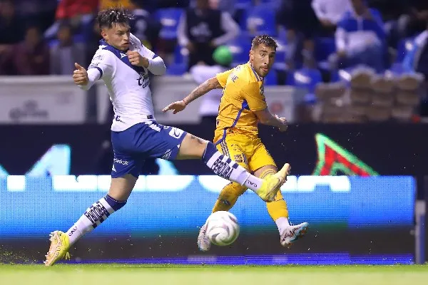 MEXSPORT Puebla y Tigres disputando el balón
