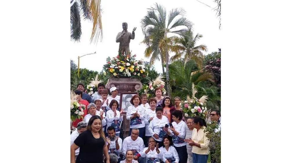 Twitter: @michangoonga En su natal Parácuaro, Michoacán, se le rindió un sentido homenaje,