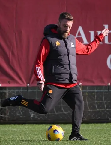 'X' @OfficialASRoma Daniele De Rossi, nuevo DT de la Roma, durante la primera práctica con el equipo
