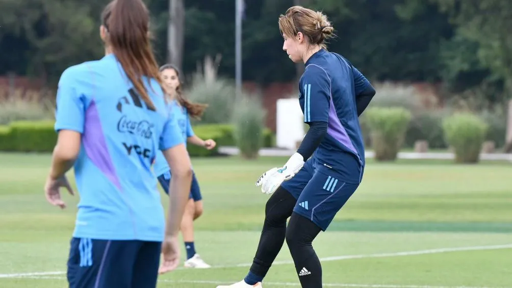 TWITTER: @FemenilFcJuarez La arquera durante un entrenamiento en Ezeiza
