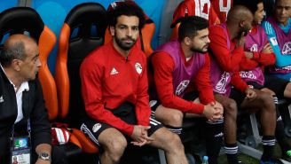 Salah, en la banca durante el juego frente a Uruguay