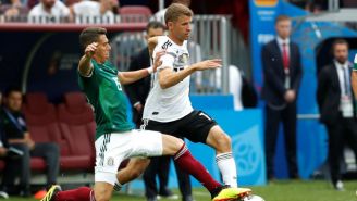 Thomas Müller disputa un balón con Héctor Moreno