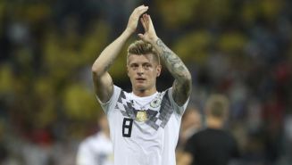 Toni Kroos aplaude tras mararle gol a Suecia