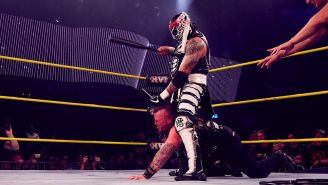 Pentagón Jr. golpea con un bat a Sami Callihan