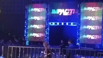 Logotipo de Impact Wretling en verde, blanco y rojo