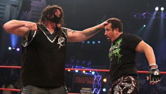 Abyss a punto de golpear a Tommy Dreamer