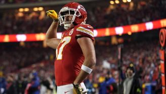 Travis Kelce anotó, pero cometió un fumble y después falló en el final