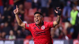 El futbolista de Xolos en festejo 