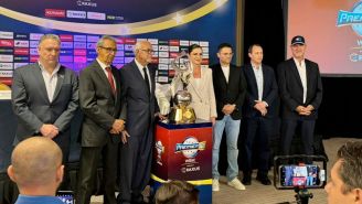 La títular de la CONADE presentó el trofeo del torneo Premier 12