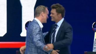 Peyton Manning sorprende a Tom Brady en su ceremonia de inducción al Salón de la Fama