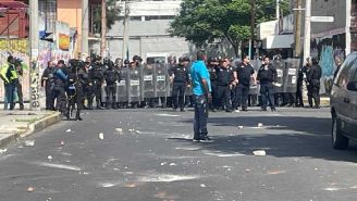 Muerte de un señor por infarto provoca riña entre policías y vecinos de Iztapalapa 