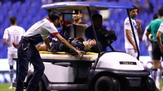 Víctor Ríos salió en ambulancio del juego ante Puebla 