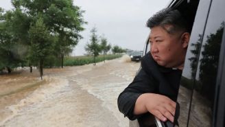 El dictador visitó las zonas afectadas por el desbordamiento de un río.