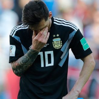 Messi se lamenta en el juego de Argentina